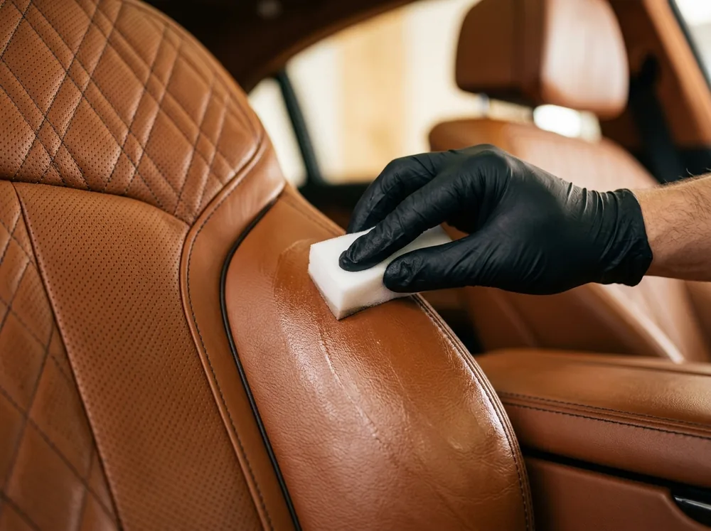 Lederpflege eines cognacfarbenen Autositzes mit Applikator-Pad